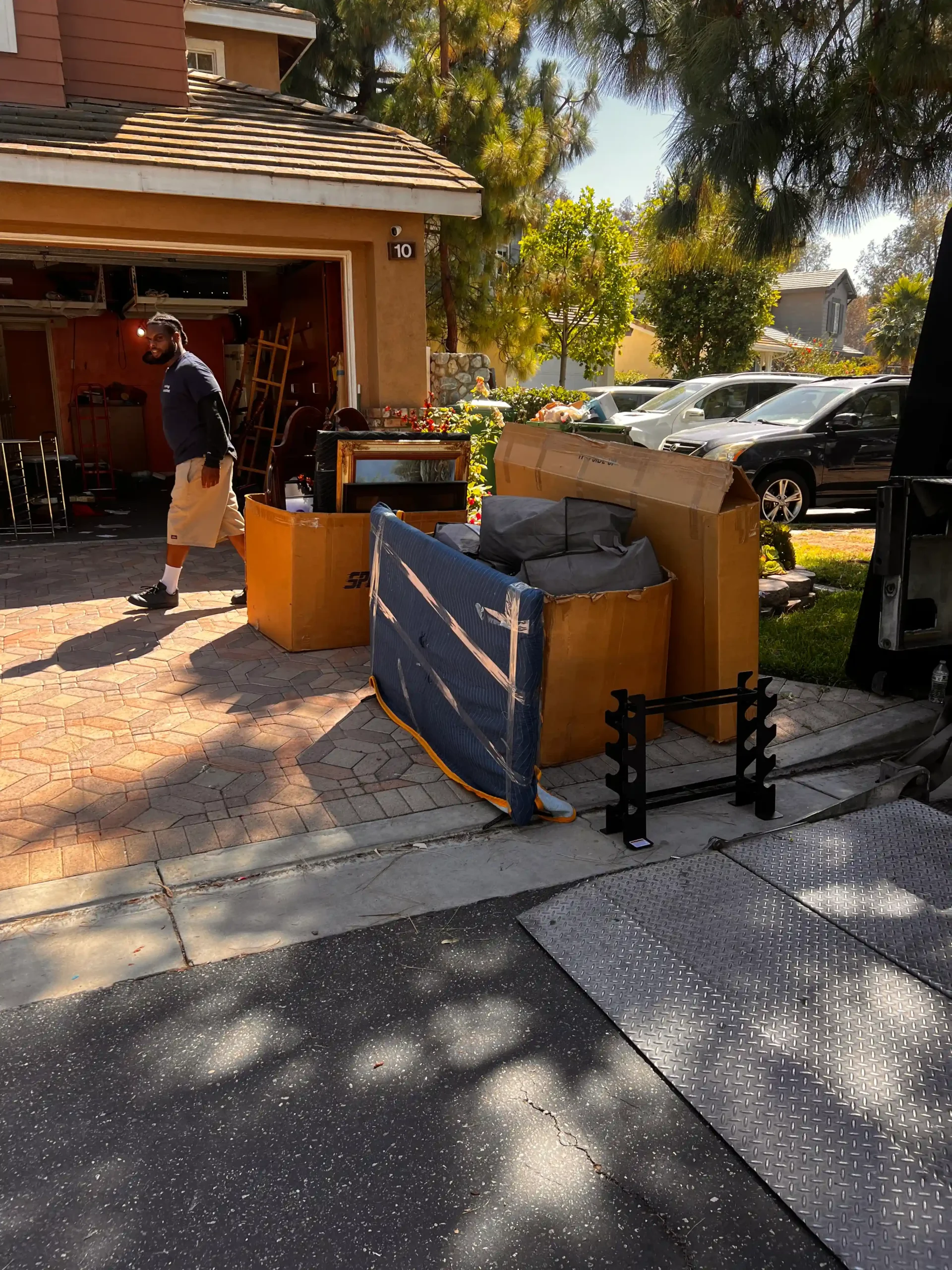 Professional movers in Garden Grove carrying boxes